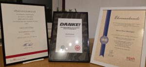 Im Wohnzimmer von Haci wird der Platz für seine Urkundensammlung knapp.